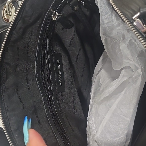 Michael kors black like new two way bag looks amazing - Picture 3 of 8
